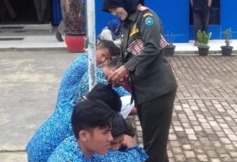Kabid Trantibum Satpol PP Kota Bengkulu Martina Melakukan Razia Pelajar 