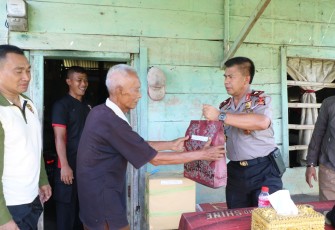 Kapolda Bengkulu saat memberikan Santunan ke Masyarakat Kurang Mampu