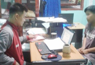 Penyidik saat memeriksa pelaku di Mapolsek Selebar