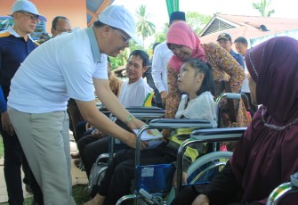 Gubernur Bengkulu Rohidin Mersyah menyerahkan bantuan dari Pemerintah Provinsi Bengkulu kepada para penyandang Disabilitas.