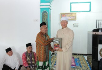 Gubernur Bengkulu Rohidin Mersyah Berikan Bantuan Al-Quran di Mesjid Al-Ikhlas Kota Bengkulu