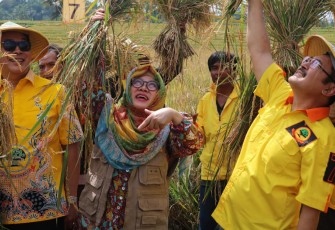 Mbak Tutut (tengah) 