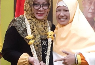 Siti Hardijanti Rukmana Dan Sapto Yuli Isminarti