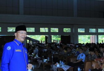 Gubernur Rohidin dalam sambutannya, di Gedung Serba Guna, Kabupaten Kaur, (12/04/2019).