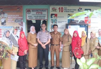 Kepala Pemberdayaan Masyarakat dan Perempuan Purniati Foto Bersama  