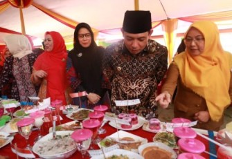 Wakil Wali Kota Bengkulu Dedy  Wahyudi Saat Meninjau Hasil Kreasi Masakan Para Peserta Lomba 