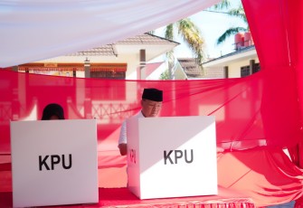 Gubernur Bengkulu Rohidin Mersyah dan istri Nyoblos di TPS 22.
