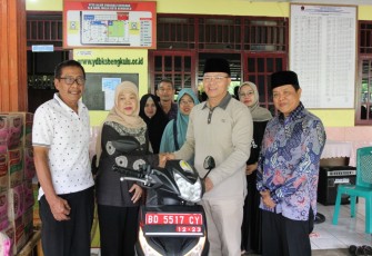 Gubernur Serahkan Bantuan Sepeda Motor