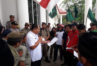 Sekretaris Daerah Kabupaten Asahan Taufik Temui Pendemo 