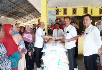 Bupati Bengkulu Selatan Gusnan Mulyadi Salurkan Bantuan