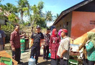 Kepala Dinas Kesehatan Provinsi Bengkulu Herwan Antoni Ditemani Sekretaris dan Pejabat Struktural Kunjungi Rumah Salah Satu ASN Terdampak Banjir 