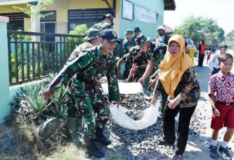 Masyarakat dan Satgas TMMD bahu membahu.