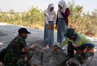 TNI Yang Ahli Seni Tukang Batu Menarik Perhatian Warga di Lokasi TMMD