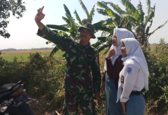  Banyak Warga Minta "Selfie" Dengan Satgas TMMD
