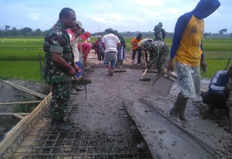 Kasdim Klaten Terjun Langsung Dalam Pengecoran Jembatan TMMD Reg 105