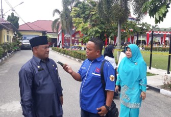 Sekda Kampar saat diwawancarai awak media