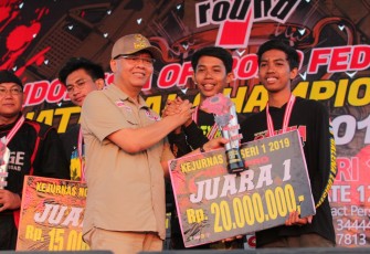 Gunernur Rohidin Mersyah Berikan Hadiah Pada Juara I Kejurnas IOF NC 2019 Kelas Pro