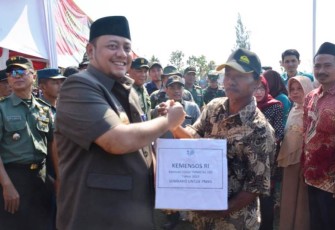 Walikota Tegal Dedy Yon yang turut hadir dalam pembukaan TMMD Desa Jatimulya Berikan Sembako Gratis Kepada Warga