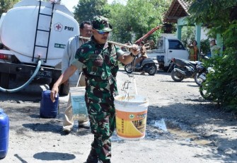 Kapten Inf Jamaludin Abbas rela memikul air untuk Warga Desa Jatimulya
