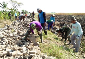 Warga Desa Jatimulya bergotong Royong membangun akses jalan