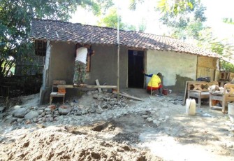 Kediaman Rokhim asal Desa Jatimulya yang berprofesi sebagai Tukang Becak sedang di rehab program TMMD Tegal