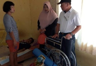  Kepala Dinas Sosial Syahrul Tamzie Berikan Bantuan 