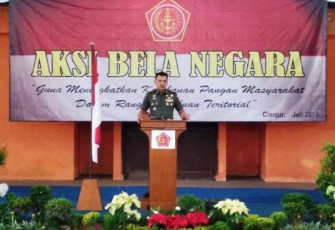 Danrem 071 Wijaya Kusuma Kolonel Kavaleri Dani Wardhana S.Sos Mhan berikan materi bela negara di Vila Lotus Garden Kampung Sindang Laya Cianjur Jawa Barat Jumat (19/07)