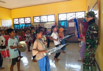 Anggota Satgas TMMD Tegal Arahkan Berinteraksi dengan Anak Melalui Musik