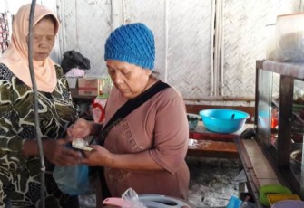 Sumiah Pemilik Warung Sudi Mampir Desa Jatimulya melayani langganannya