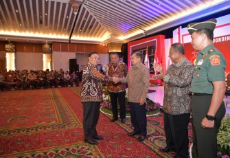 Sekretaris Daerah Nopian Andusti Menerima Penghargaan Pengendali Inflasi Terbaik Nasional Dari Wakil Presiden RI Jusuf Kalla