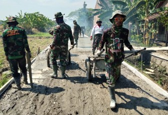 Personil TMMD Buat Jalan Warga 