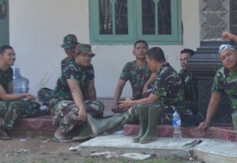 Satgas TMMD 105 lakukan diskusi disela waktu istirahat