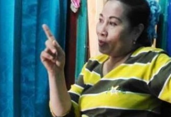 Saidah warga sekitar yang berprofesi membantu persalinan dan urut bayi