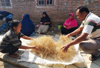 Pembuat Tusuk Sate Sambut TMMD Tegal