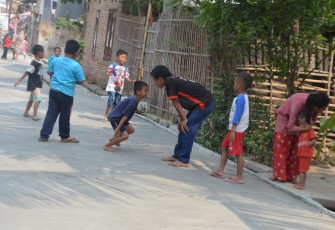 Jalan Cor Jadi Ajang Bermain Anak Desa Blukbuk Kronjo
