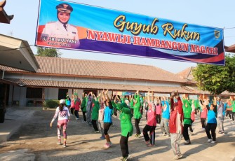 Istri Tentara AjakWarga Jimbung Senam Bersama