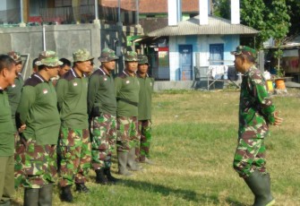 Komandan Komando Rayon Militer (Danramil) 01 Kota Klaten Kapten Czi Rusmani Berikan Arahan