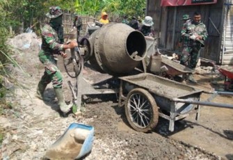 Pengecoran jalur menuju sekolahan
