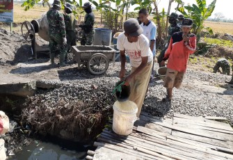 Lagi-Lagi Air Jadi Kendala Saat Pengecoran Dimusim Kemarau di TMMD