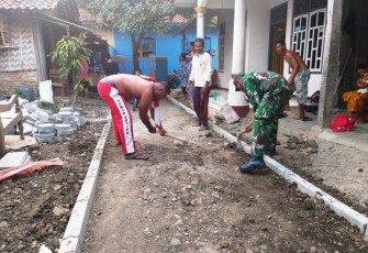 Satgas TMMD Tegal Bantu Pavingnisasi Warga