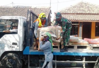 Bahan bangunan mulai diturunkan tandai dimulainya aksi TMMD Tegal Merehab rumah warga
