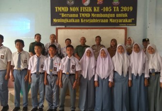 Para pelajar poto bersama usai mendapat arahan dan bimbingan