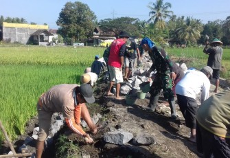 Gotong Royong Warga Dan TNI 