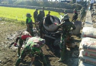 Prajurit Sangat Bersemangat Kerjakan Pembuatan Jembatan di TMMD Reguler Kodim Klaten