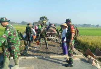 Panwas TMMD Lettu Inf Dahlar Sedang Melakuan Cek Lokasi Pengerjaan Betonisasi 