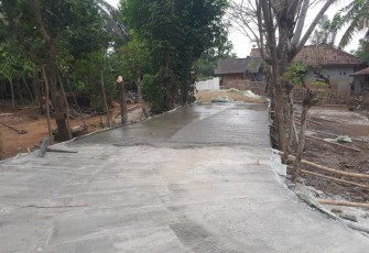 Kondisi jalan desa dalam Program TMMD di Desa Blukbuk Kronjo