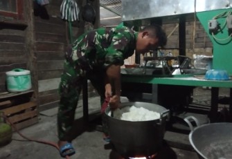 Sebelum berangkat ke lokasi TMMD Satgas bantu masak orang tua asuh