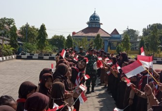 para siswa SD antusias latihan penyambutan Forkopimda di penutupan TMMD Kodim Demak