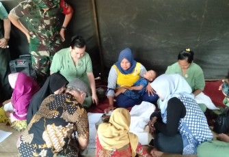 kaum ibu turut belajar membatik