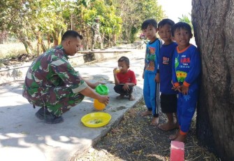 Satgas TMMD Ini Sempatkan Gelar Kuis Berhadiah Minum